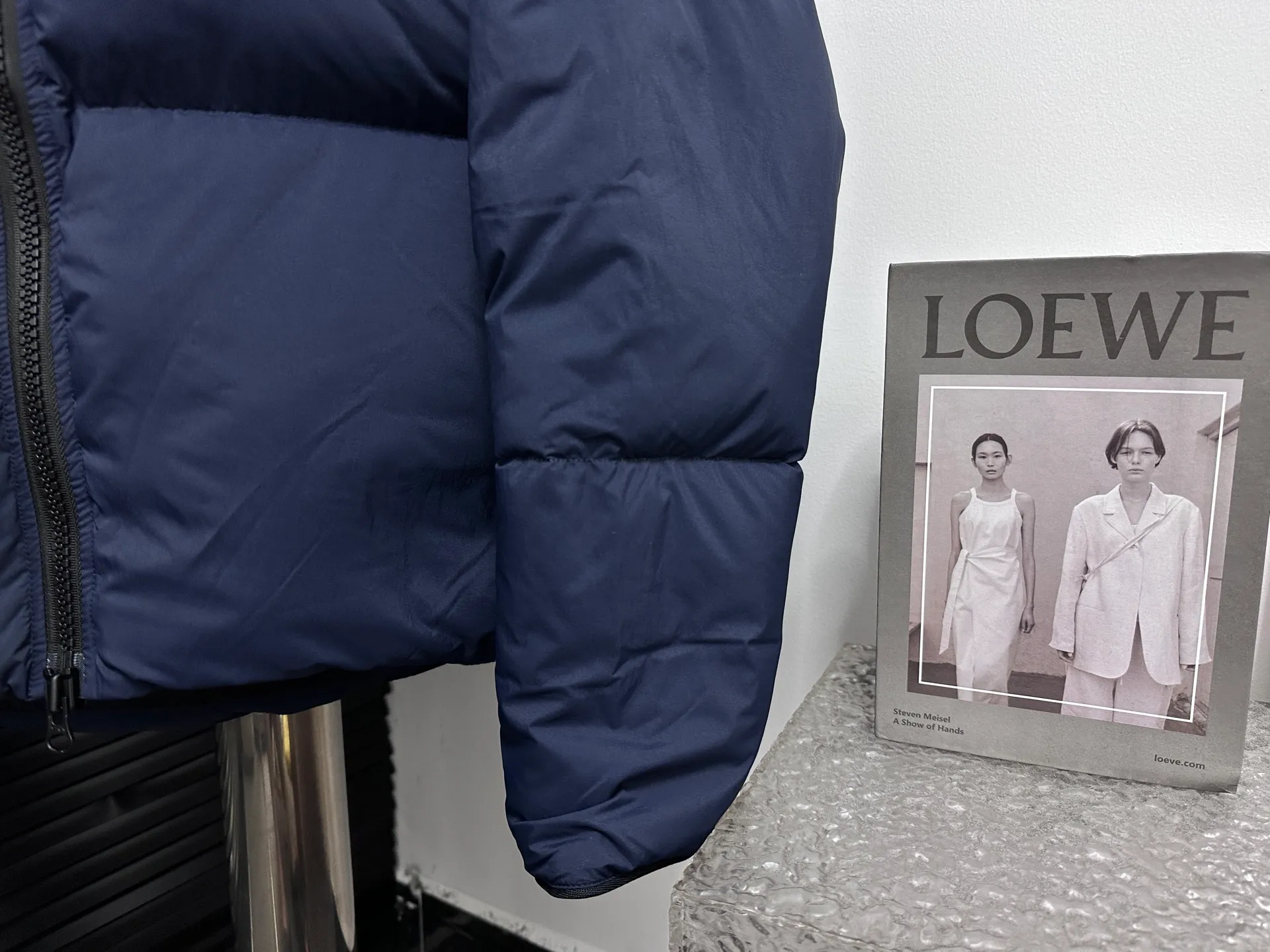 P840 【Canada gooes】Large Goose Sleeve Stand Collar Down Jacket Lawrence down jacket provides basic protection for daily adventures. Delicately soft fabric, this is a water-repellent fabric that is soft to the touch yet durable. Filled with extremely fluffy white duck down. This piece has a quilted body and structured down. Padded collar and reflective double-stripe grip tape. Extended hem and tucked-in inner rib-knit cuffs. Size: XS-2XL